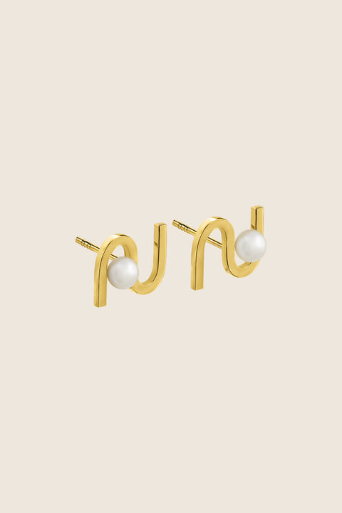 UMIAR Jewellery presents elegant stud earrings in the form of a wave-inspired monogram embracing a natural pearl. Their distinctive design catches the eye and adds a refined touch to any look. Each pair is handcrafted from high-quality materials: 925 sterling silver and 24k gold-plated 925 silver. A design where craftsmanship meets creativity, and inspiration transforms into creation.