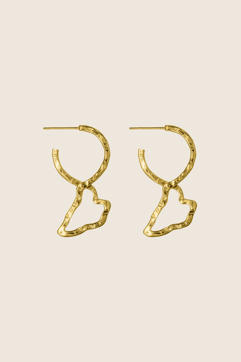 Discover the unique charm of the CAPRI collection by UMIAR Jewellery. These beautiful hoop earrings, crafted from a combination of 925 sterling silver and 24k gold-plated sterling silver, pay homage to the topography of the iconic island of Capri. Their irregular texture, inspired by the island’s contours, subtly reflects the light and adds a touch of brilliance to any look. Step into the world of dolce vita and endless summer with our collection.