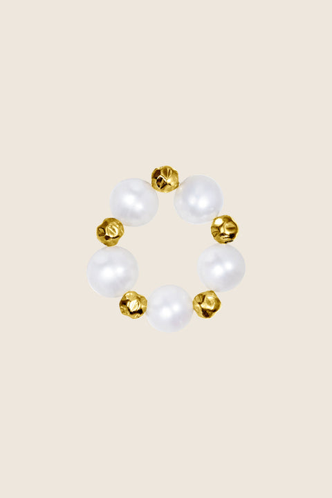 Discover the elastic ring by UMIAR Jewellery, handcrafted from natural pearls and beads. Available in 925 sterling silver and 24k gold-plated 925 silver. This design comes from the MÉLANGÉ collection, which blends playful ease with the refinement of premium materials. Add a stylish touch to your everyday elegance. Explore now!