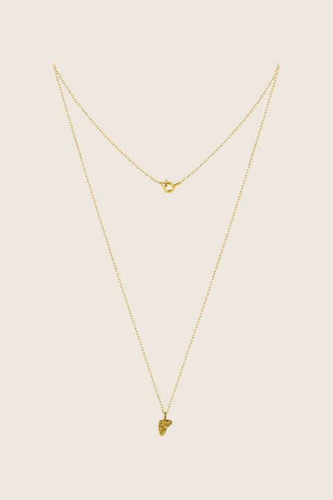 Discover the delicate pendant necklace by UMIAR Jewellery, inspired by the unique topography of Capri. Handcrafted in 925 sterling silver and 24k gold-plated silver, this elegant piece from the CAPRI collection echoes the island’s sculpted landscape and its map-like contours. Add a touch of dolce vita to your everyday style or gift someone timeless elegance. Explore now!