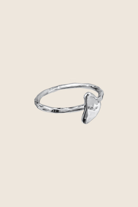 Discover the delicate ring by UMIAR Jewellery, inspired by the topography of Monte Solaro on Capri. Handcrafted in 925 sterling silver and 24k gold-plated silver, this unique piece from the CAPRI collection captures the beauty of the iconic island. A perfect accessory to bring a touch of dolce vita to your everyday style. Explore now!