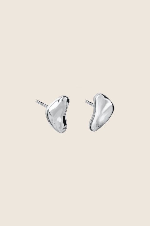 Discover the delicate stud earrings by UMIAR Jewellery, inspired by the topography of the island of Capri. Handcrafted in 925 sterling silver and 24k gold-plated silver, these earrings from the CAPRI collection capture the beauty of this iconic island. Elegance and holiday spirit in one. Add a touch of Capri to your collection with UMIAR Jewellery and enjoy dolce vita every day!