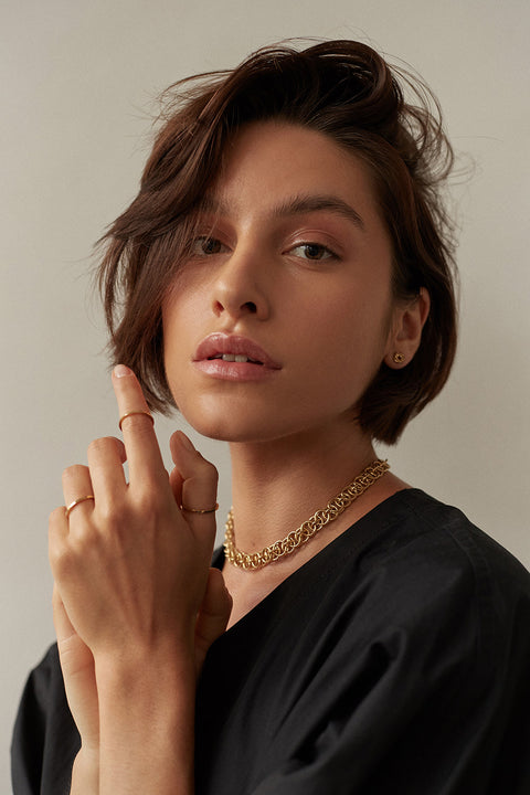 Discover the hand-woven chain necklace from UMIAR Jewellery — perfect for both everyday and elegant looks. This WIĘZI collection piece, crafted from delicate links, highlights artisanal craftsmanship and traditional techniques. Inspired by unifying emotions, it is designed for both her and him. Add exceptional design to your collection!