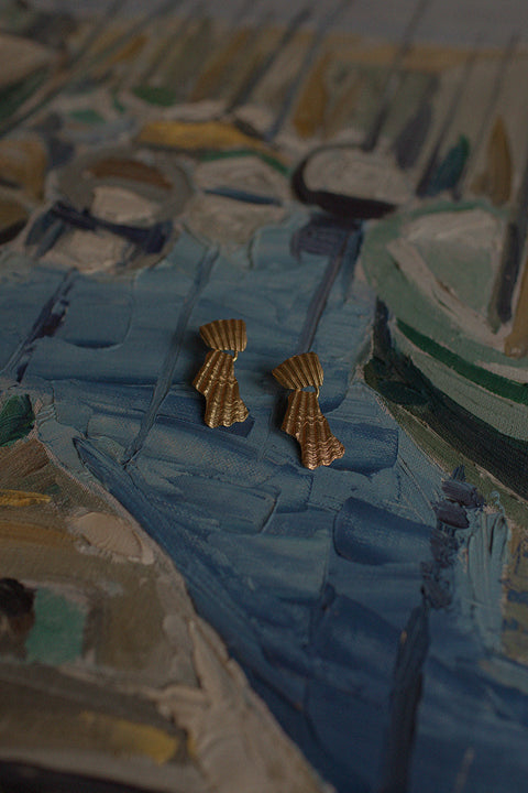 Decorative stud earrings inspired by broken shell forms, featuring a movable element for dynamic expression. Measuring 40 × 20 mm, they bring movement and character to summer styling. A distinctive yet elegant design that elevates warm-weather looks. Discover seasonal statement jewelry by UMIAR jewelry.