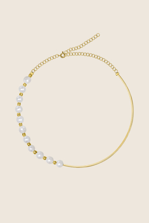Discover refined elegance with this UMIAR Jewellery necklace that blends minimalism with subtle sophistication. Featuring a delicate silver tube combined with a strand of natural pearls and fine 925 silver beads, it embodies the essence of the MÉLANGÉ collection — a fusion of beaded jewellery’s freedom with the refinement of pearls, gold and silver. By mixing materials and styles, we create harmony and balance in every detail. Explore now and add a touch of luxury to your look!