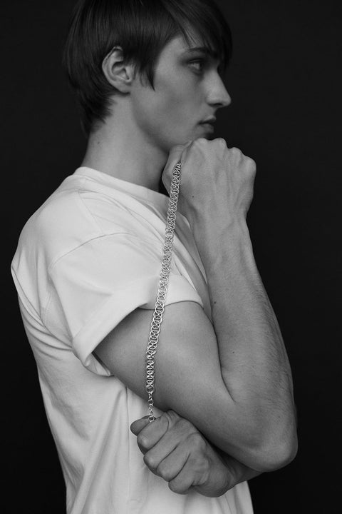 Discover the hand-woven chain necklace from UMIAR Jewellery — perfect for both everyday and elegant looks. This WIĘZI collection piece, crafted from delicate links, highlights artisanal craftsmanship and traditional techniques. Inspired by unifying emotions, it is designed for both her and him. Add exceptional design to your collection!