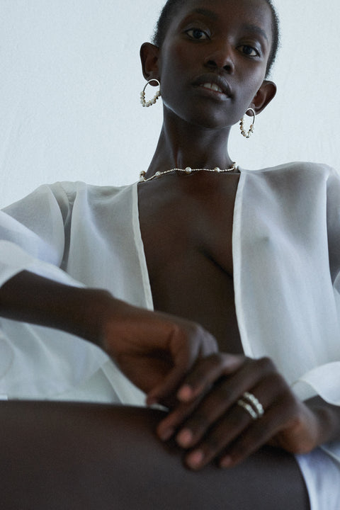 Discover the extraordinary necklace by UMIAR Jewellery, combining irregularly textured silver beads with delicate natural pearls. This piece radiates elegance and distinctive style, beautifully highlighting your personal character. Available in two versions: 925 sterling silver and 24k gold-plated 925 silver. Treat yourself to a touch of luxury — a unique addition to your jewellery collection. Shop now!