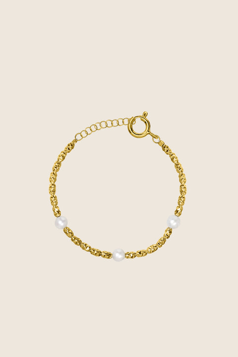 Discover the exceptional bracelet by UMIAR Jewellery, created from an alternating arrangement of silver beads with an irregular texture and natural pearls. Crafted from high-quality materials, it is available in two versions: 925 sterling silver and 24k gold-plated silver. This design comes from the MÉLANGÉ collection, which blends the carefree character of beaded jewellery with the refinement of pearls, gold and silver — achieving harmony between all elements, in other words: umiar.
