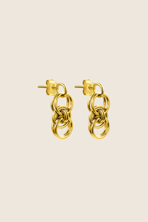 Discover the beauty of simplicity and elegance with these unique earrings from the WIĘZI collection by UMIAR Jewellery. Handcrafted from high-quality materials — 925 sterling silver and 24k gold-plated silver — these chain-style earrings radiate harmony and deep emotion. Inspired by traditional artisanal techniques, the WIĘZI collection is a tribute to the connections that create something truly exceptional and beautiful.