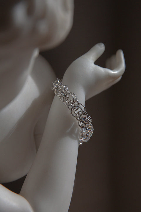Discover this meticulously hand-woven chain bracelet crafted from delicate links. Made in 925 sterling silver or 24k gold-plated silver. Part of the WIĘZI collection, it draws inspiration from the emotions that connect us — expressed through airy structures and hand-woven chains that symbolize unity, connection and beauty.