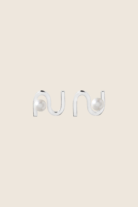 UMIAR Jewellery presents elegant stud earrings in the form of a wave-inspired monogram embracing a natural pearl. Their distinctive design catches the eye and adds a refined touch to any look. Each pair is handcrafted from high-quality materials: 925 sterling silver and 24k gold-plated 925 silver. A design where craftsmanship meets creativity, and inspiration transforms into creation.