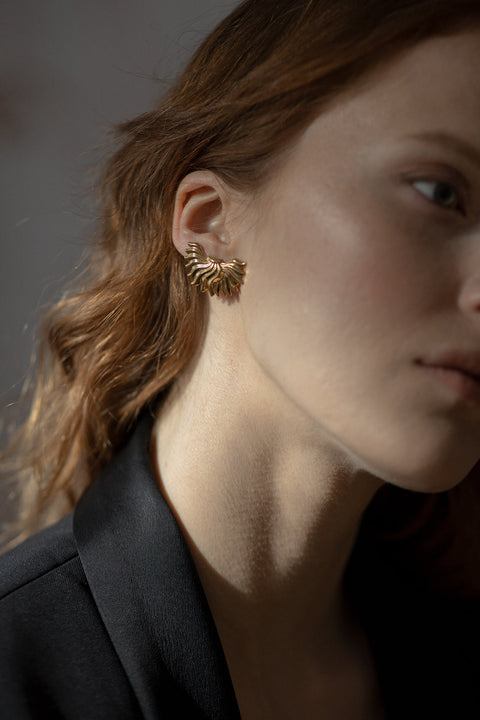 Decorative flame-shaped earrings inspired by vintage aesthetics and modern design. Symbolizing strength, courage, and love, they are bold yet lightweight, offering expressive elegance with natural ease. Measuring 20 × 30 mm, they create a striking statement for special occasions. Discover powerful design by UMIAR jewelry.