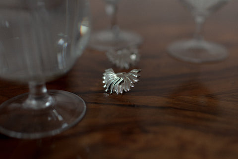 Decorative flame-shaped ear clips designed for special occasions including weddings and elegant evenings. Lightweight yet expressive, these sculptural clips add radiant elegance without the need for pierced ears. Measuring 20 x 30 mm, they offer a bold yet refined accent. Discover statement elegance by UMIAR jewelry.