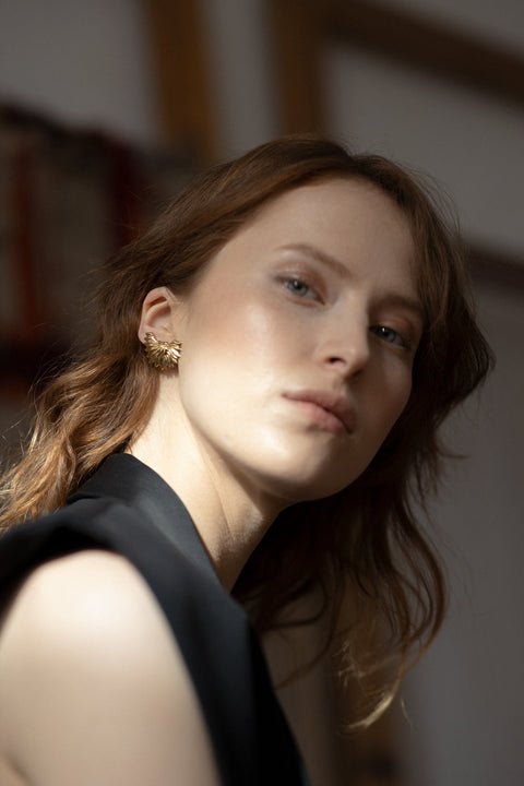 Decorative flame-shaped ear clips designed for special occasions including weddings and elegant evenings. Lightweight yet expressive, these sculptural clips add radiant elegance without the need for pierced ears. Measuring 20 x 30 mm, they offer a bold yet refined accent. Discover statement elegance by UMIAR jewelry.