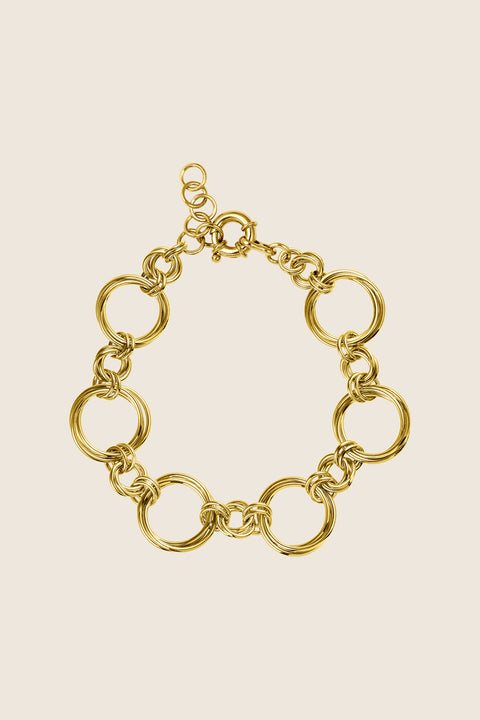 Discover a meticulously hand-woven chain bracelet crafted from delicate links. Made from 925 sterling silver or 24k gold-plated silver. This piece comes from the WIĘZI collection, inspired by the idea of creating unifying emotions through airy structures and hand-woven chains that symbolize connection and beauty.