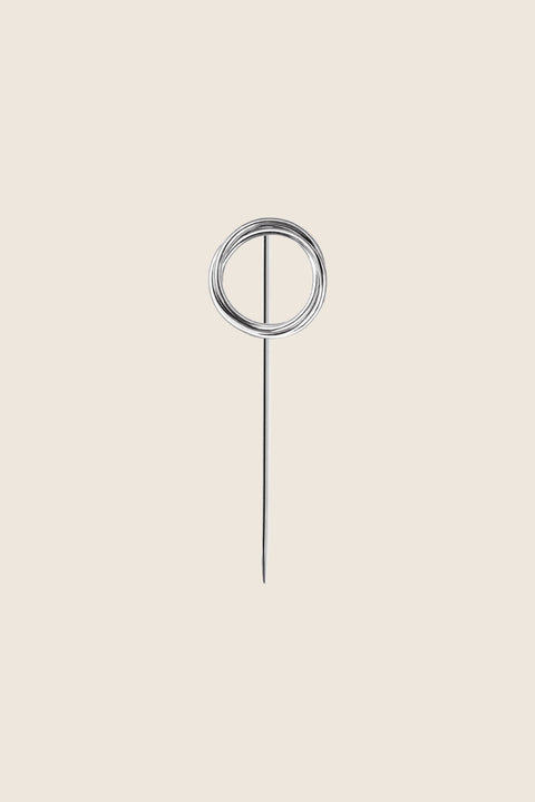 Discover the elegant lapel pin from UMIAR Jewellery, finished with a rosette woven from delicate links. Perfect for a jacket lapel or buttonhole — ideal for weddings, evening occasions or the office. Handcrafted in 925 sterling silver or 24k gold-plated silver. A subtle way to elevate your style and elegance!