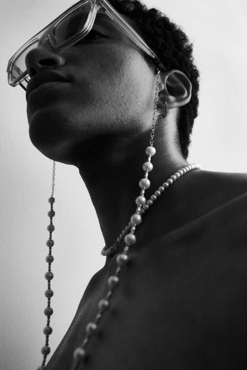 Discover the extraordinary natural-pearl necklace from UMIAR Jewellery. Crafted from smooth, spherical pearls and adorned with three delicate flower-shaped beads, this piece is both classic and elegant — perfect for everyday wear as well as special occasions. Part of the MÉLANGÉ collection, it blends the lightness of beaded jewellery with the refinement of pearls, silver and gold, embodying true harmony and balance in design. Add this timeless accent to your wardrobe today!