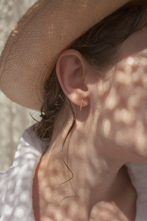 Handcrafted single-element earrings made from silver wire, shaped like the letter U. Minimal, discreet, and exceptionally comfortable, they are easy to wear by simply threading one end through the ear. A refined everyday design that subtly transforms when worn. Discover thoughtful minimalism by UMIAR jewelry.