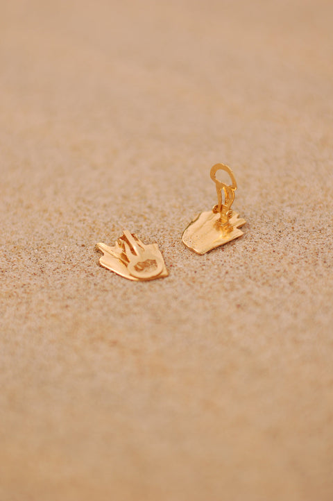 Elegant ear clips inspired by the form of broken shells. Featuring a sculptural, dynamic design, these statement clips add character and sophistication to any look. Measuring 20 x 27 mm, they are a striking choice for those who appreciate bold yet refined jewelry. Discover expressive elegance by UMIAR jewelry.
