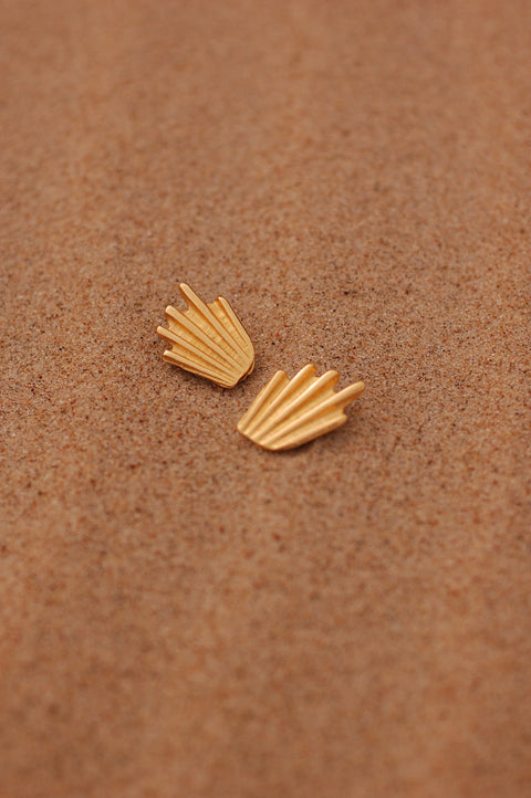 Elegant ear clips inspired by the form of broken shells. Featuring a sculptural, dynamic design, these statement clips add character and sophistication to any look. Measuring 20 x 27 mm, they are a striking choice for those who appreciate bold yet refined jewelry. Discover expressive elegance by UMIAR jewelry.