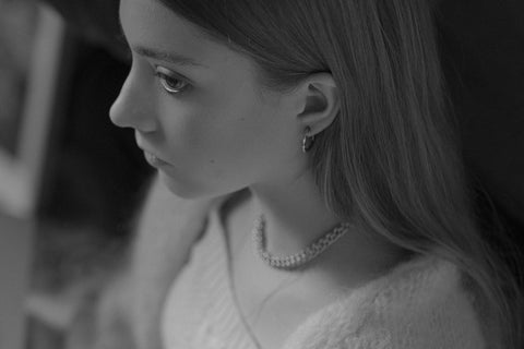 Timeless braided hoop earrings designed for effortless elegance. With a 20 mm diameter, they are perfectly proportioned for everyday wear and special occasions alike. A versatile essential that complements any style. Discover refined classics by UMIAR jewelry.