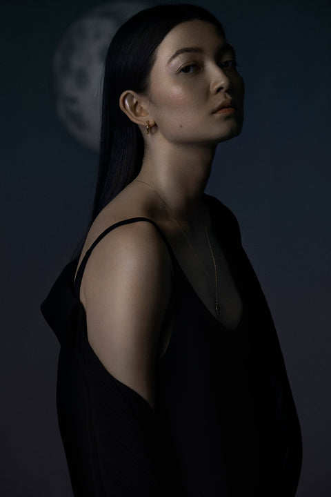 Timeless braided hoop earrings designed for effortless elegance. With a 20 mm diameter, they are perfectly proportioned for everyday wear and special occasions alike. A versatile essential that complements any style. Discover refined classics by UMIAR jewelry.
