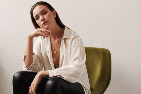 Decorative floral stud earrings with a sculptural, domed form designed to follow the natural geometry of the ear. Featuring a 22 mm diameter, they create an elegant yet expressive statement. Perfect for those who value distinctive design and refined craftsmanship. Discover statement jewelry by UMIAR jewelry.