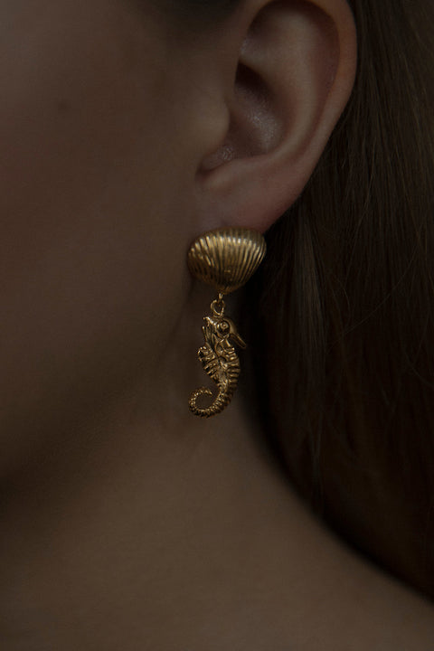 Stud earrings in the shape of a seahorse and shell add a joyful, summer-inspired accent to your jewelry collection. Measuring 22 × 15 mm, they are ideal for holiday looks and seaside styling. A playful yet elegant must-have for summer adventures. Discover seasonal design by UMIAR jewelry.