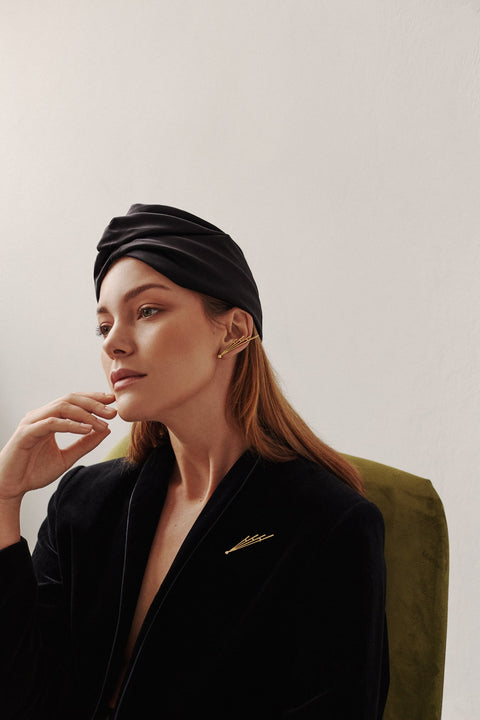 A decorative brooch inspired by Art Deco aesthetics and the symbolism of a falling star. Measuring 55 x 10 mm, this expressive accessory adds character to shirts, knitwear, and outerwear alike. A refined choice for lovers of vintage jewelry and cosmic motifs. Discover distinctive elegance by UMIAR jewelry.