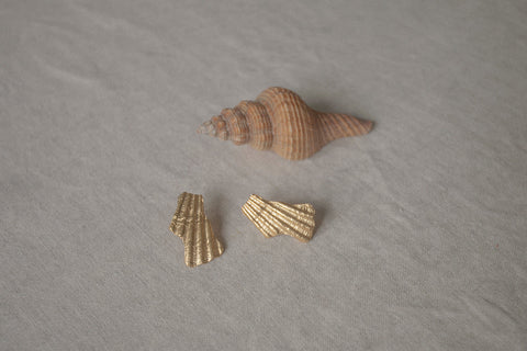 Expressive stud earrings inspired by broken shell forms bring a bold summer accent to your jewelry collection. Measuring 15 × 29 mm, they combine sculptural design with lightness, making them an ideal complement to warm-weather and holiday looks. Discover seasonal elegance by UMIAR jewelry.