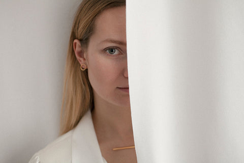 Minimal circle stud earrings set flat against the ear, designed for effortless everyday wear. With a 10 mm diameter, they suit business, casual, and sporty looks alike. A subtle yet distinctive detail that adapts to the ear’s natural geometry. Discover refined simplicity by UMIAR jewelry.