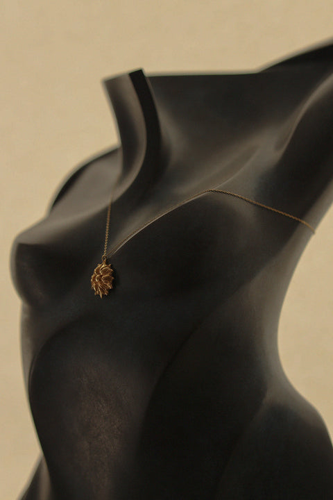 A decorative flower pendant inspired by vintage aesthetics, paired with a delicate silver chain for a modern contrast. Featuring a 20 mm pendant and a 50 cm chain, this expressive necklace is perfect for lovers of floral motifs and makes a thoughtful gift for special occasions. Discover contemporary elegance by UMIAR jewelry.