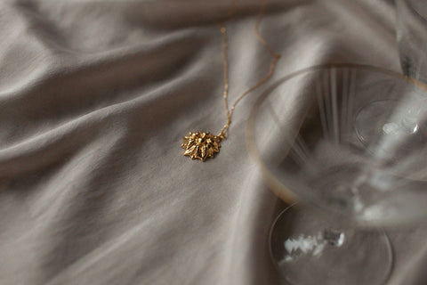 A decorative flower pendant inspired by vintage aesthetics, paired with a delicate silver chain for a modern contrast. Featuring a 20 mm pendant and a 50 cm chain, this expressive necklace is perfect for lovers of floral motifs and makes a thoughtful gift for special occasions. Discover contemporary elegance by UMIAR jewelry.