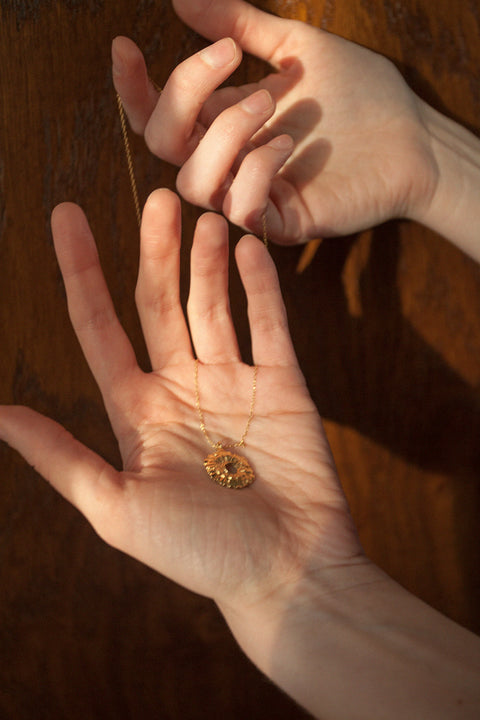 An elegant round flower pendant inspired by vintage floral motifs, suspended on a 50 cm chain. Featuring a 20 mm pendant, this refined necklace pairs beautifully with summer dresses and relaxed shirts. A timeless gift idea to give with or instead of flowers. Discover graceful design by UMIAR jewelry.