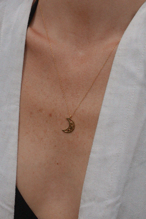 A minimalist moon-shaped pendant suspended on a 50 cm chain. With dimensions of 17 x 14 mm, this delicate necklace offers a subtle celestial accent suitable for everyday wear or elegant layering. Discover timeless symbolism and refined simplicity by UMIAR jewelry.