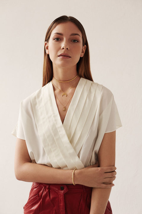 A lunula moon pendant inspired by ancient Roman symbolism, representing femininity and good fortune. Decoratively detailed and vertically proportioned, it is suspended on a 50 cm chain and measures 22 x 18 mm. A distinctive piece that combines history with contemporary elegance. Discover meaningful design by UMIAR jewelry.