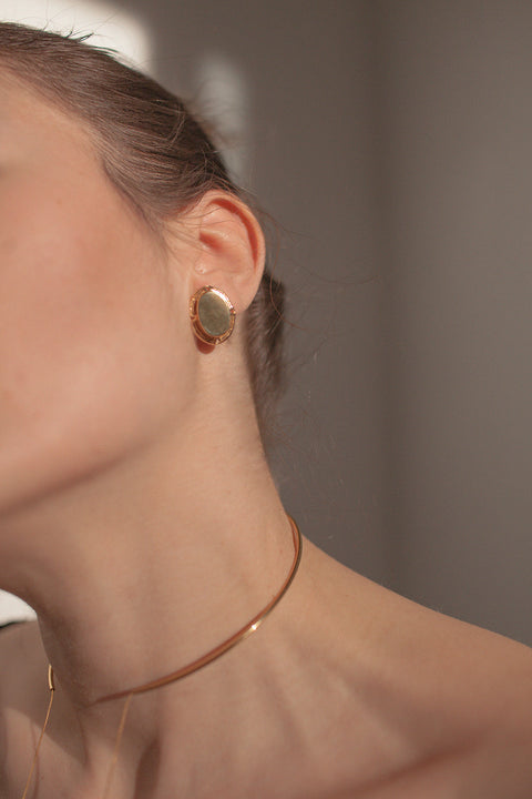 A handcrafted choker necklace combining the ORA hoop, a chain, and tubular end details. Designed for versatile styling, the chain can be tied, layered, or worn loose, including as a back neckline accent. A modern piece that adapts effortlessly to your style. Discover expressive minimalism by UMIAR jewelry.
