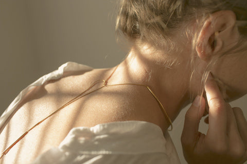 A handcrafted choker necklace combining the ORA hoop, a chain, and tubular end details. Designed for versatile styling, the chain can be tied, layered, or worn loose, including as a back neckline accent. A modern piece that adapts effortlessly to your style. Discover expressive minimalism by UMIAR jewelry.