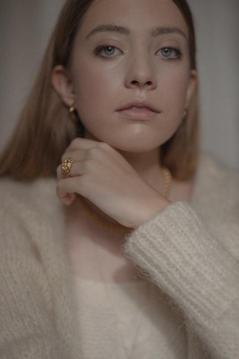 A decorative vintage-inspired flower ring with a 20 mm diameter, designed to stand out as a bold statement piece. Beautiful worn alone or contrasted with minimalist rings, it celebrates floral elegance with character. A unique gift idea for lovers of expressive, nature-inspired jewelry. Discover timeless design by UMIAR jewelry.