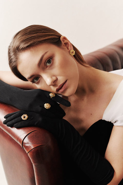 An elegant flower-shaped ring with a 20 mm diameter, combining a timeless floral motif with a modern design approach. Striking when worn alone and beautifully contrasting with minimalist rings, it offers expressive elegance with contemporary balance. Discover refined statement jewelry by UMIAR jewelry.