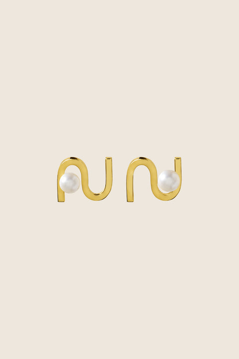 UMIAR Jewellery presents elegant stud earrings in the form of a wave-inspired monogram embracing a natural pearl. Their distinctive design catches the eye and adds a refined touch to any look. Each pair is handcrafted from high-quality materials: 925 sterling silver and 24k gold-plated 925 silver. A design where craftsmanship meets creativity, and inspiration transforms into creation.