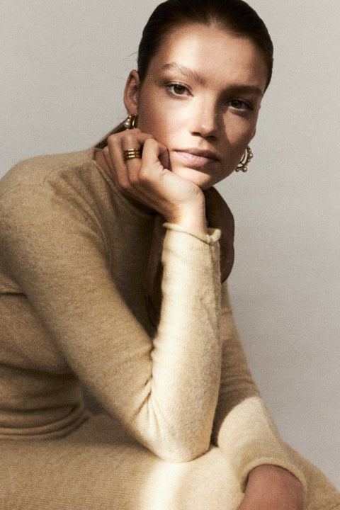 Discover the elegant and expressive hoop earrings adorned with natural pearls of varying sizes by UMIAR Jewellery. Their unique design makes them not only a beautiful accessory but also a bold statement piece in your look. Wear them on their own or paired with GEMINA inserts. Handcrafted from noble materials — 925 sterling silver and 24k gold-plated sterling silver. Find your unique style today!