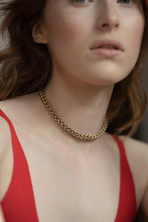 Discover the COMO necklace from UMIAR Jewellery — a hand-woven chain made from hundreds of delicate links. Entirely crafted by hand in 925 sterling silver or 24k gold-plated silver, it reflects our passion and precision in every detail. Part of the WIĘZI collection, it symbolises connection, unity and the beauty of traditional craftsmanship.