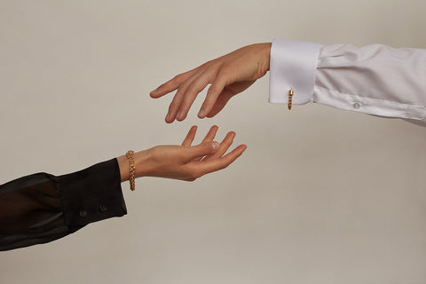 UMIAR Jewellery presents elegant cufflinks finished with a chain made of densely woven links. The decorative element measures 45 mm, making them a perfect accessory for men’s, women’s or wedding shirts, adding style and refinement to any formal look. Handcrafted from 925 sterling silver or 24k gold-plated silver. The perfect choice for special occasions!