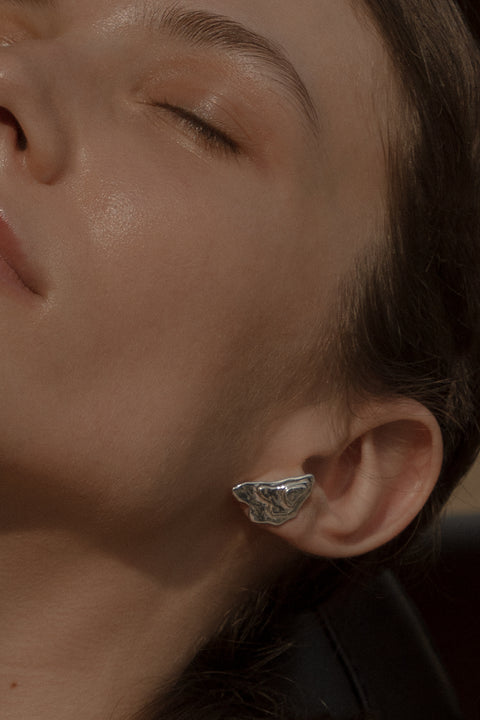 Discover the CAPRI collection by UMIAR jewellery. These exquisite stud earrings, handcrafted from precious materials, draw inspiration from the topography of Monte Solaro and the surrounding hills of Capri. Their irregular, three-layered contour texture gives them both depth and character, making them as multidimensional as the island itself. Add a touch of Capri’s magic to your jewellery collection with CAPRI by UMIAR.
