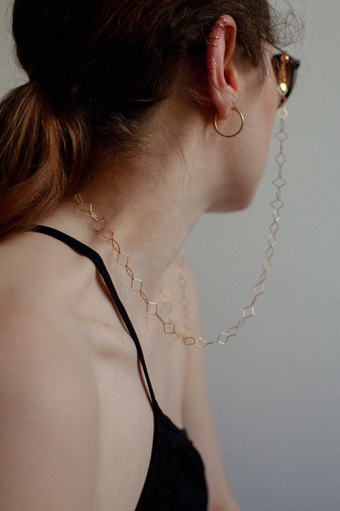 Discover the handcrafted ear cuff from UMIAR jewelry, made from a silver rod shaped into a doubled letter C. This delicate piece, available in 925 sterling silver or 24k gold-plated sterling silver, adds subtle elegance and a modern touch to any look. Designed to be worn on the upper part of the ear. Order now and highlight your unique style with UMIAR jewelry!