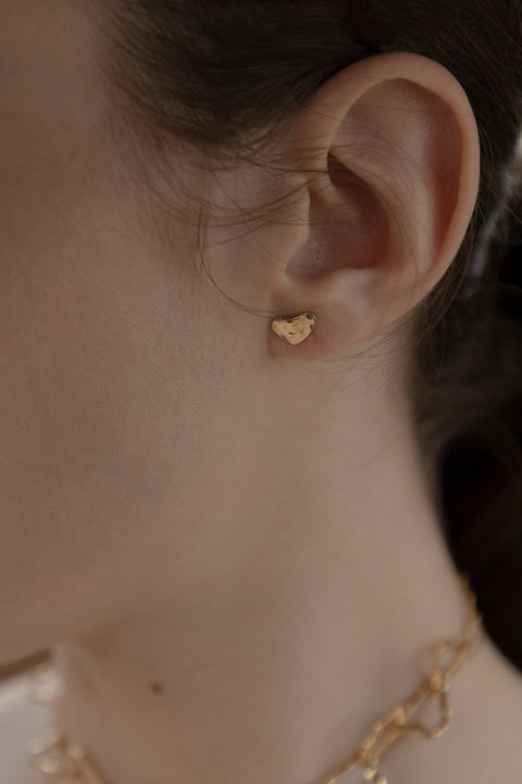 Discover the delicate stud earrings by UMIAR Jewellery, inspired by the topography of the island of Capri. Handcrafted in 925 sterling silver and 24k gold-plated silver, these earrings from the CAPRI collection capture the beauty of this iconic island. Elegance and holiday spirit in one. Add a touch of Capri to your collection with UMIAR Jewellery and enjoy dolce vita every day!