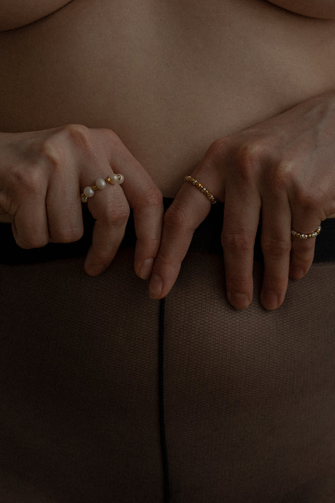 Discover the elastic ring by UMIAR Jewellery, handcrafted from natural pearls and beads. Available in 925 sterling silver and 24k gold-plated 925 silver. This design comes from the MÉLANGÉ collection, which blends playful ease with the refinement of premium materials. Add a stylish touch to your everyday elegance. Explore now!