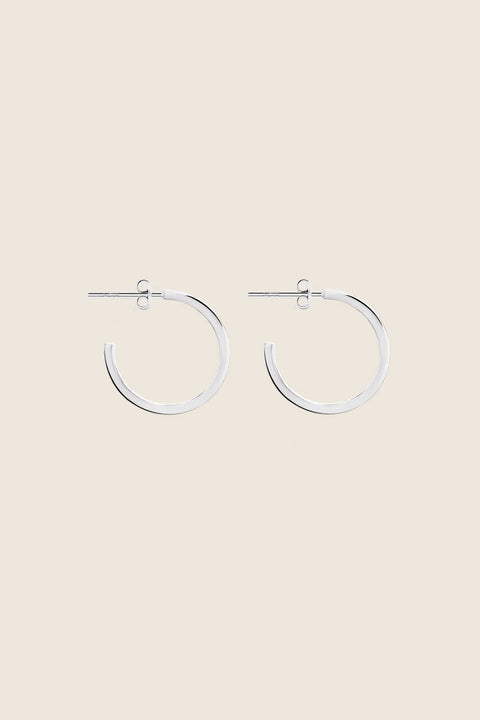 Discover the charming square-profile hoop earrings — the smaller version of the ACTA MINI model — from UMIAR Jewellery. Handcrafted in 925 sterling silver and 24k gold-plated silver, they come from the MÉLANGÉ collection, which blends playful freedom with the refinement of materials such as pearls, gold and silver. With UMIAR Jewellery, you’ll always find perfect harmony in style!