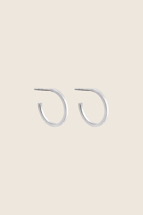 Discover the charming square-profile hoop earrings — the smaller version of the ACTA MINI model — from UMIAR Jewellery. Handcrafted in 925 sterling silver and 24k gold-plated silver, they come from the MÉLANGÉ collection, which blends playful freedom with the refinement of materials such as pearls, gold and silver. With UMIAR Jewellery, you’ll always find perfect harmony in style!